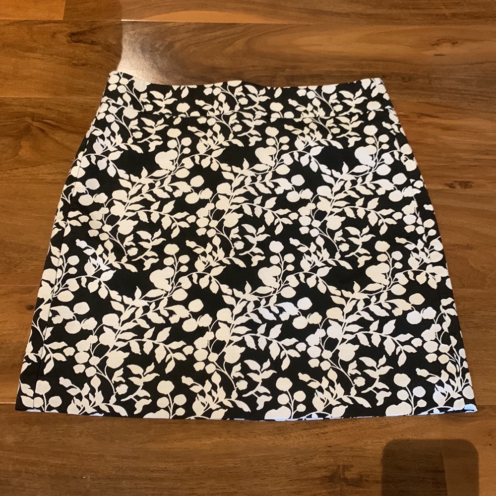 Loft black and white floral skirt size 4